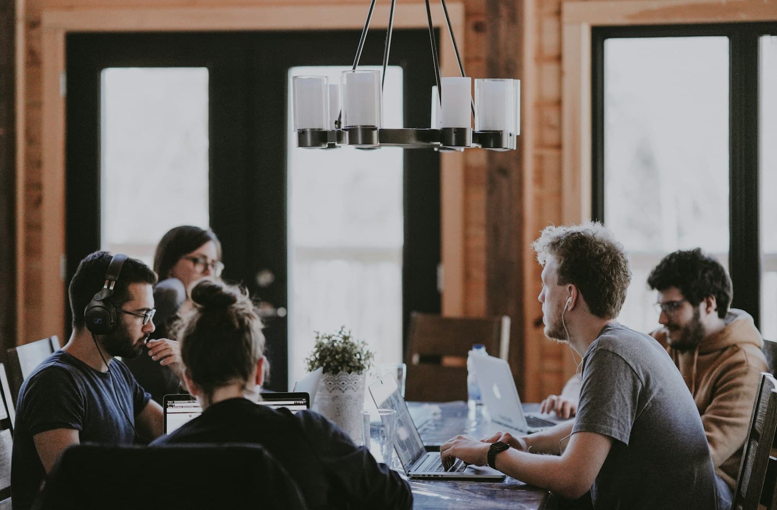 Mensen die samen met laptops aan een gedeelde tafel studeren